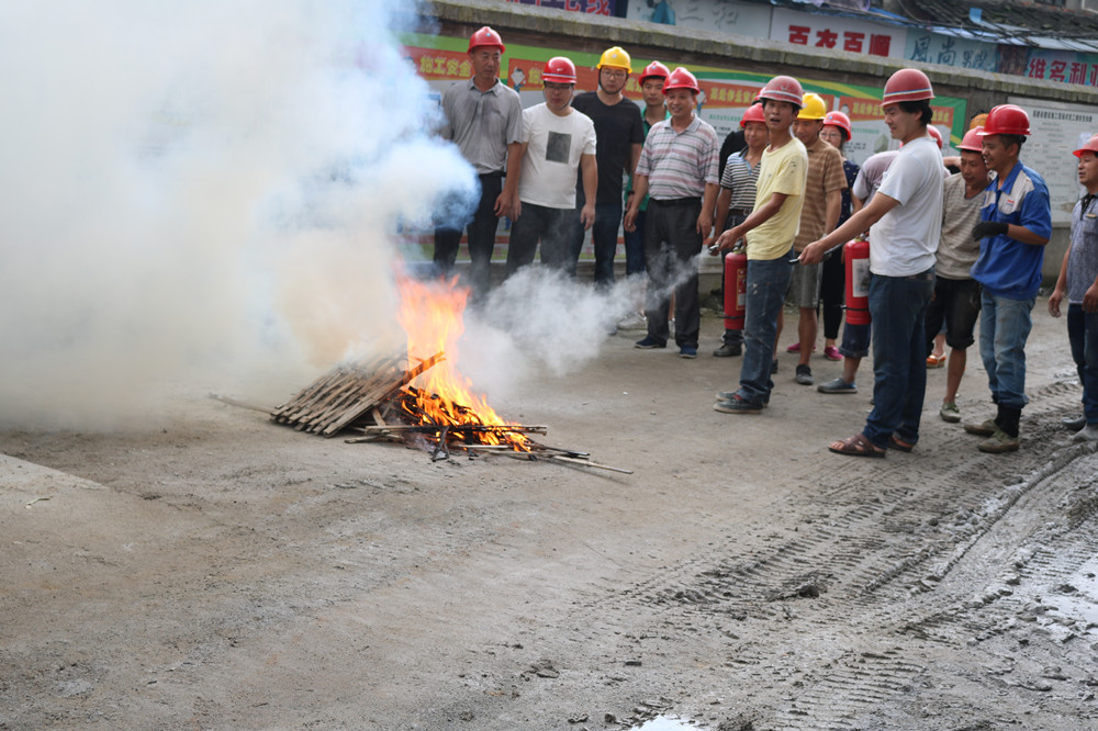 福建易順建筑工程有限公司“東升商城”工程2017年度《安全生產月》消防、救援應急演練