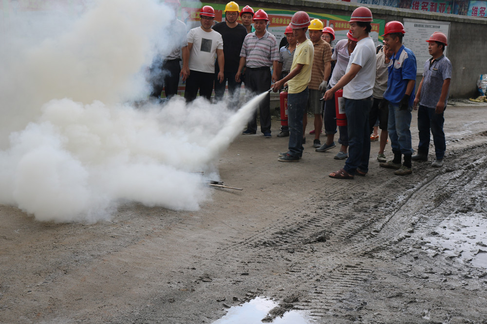 福建易順建筑工程有限公司“東升商城”工程2017年度《安全生產月》消防、救援應急演練