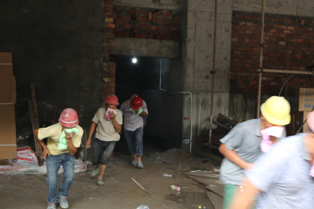 福建易順建筑工程有限公司“東升商城”工程2017年度《安全生產月》消防、救援應急演練