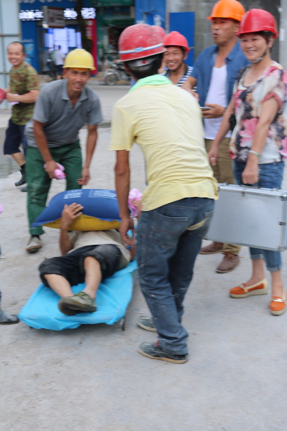 福建易順建筑工程有限公司“東升商城”工程2017年度《安全生產月》消防、救援應急演練