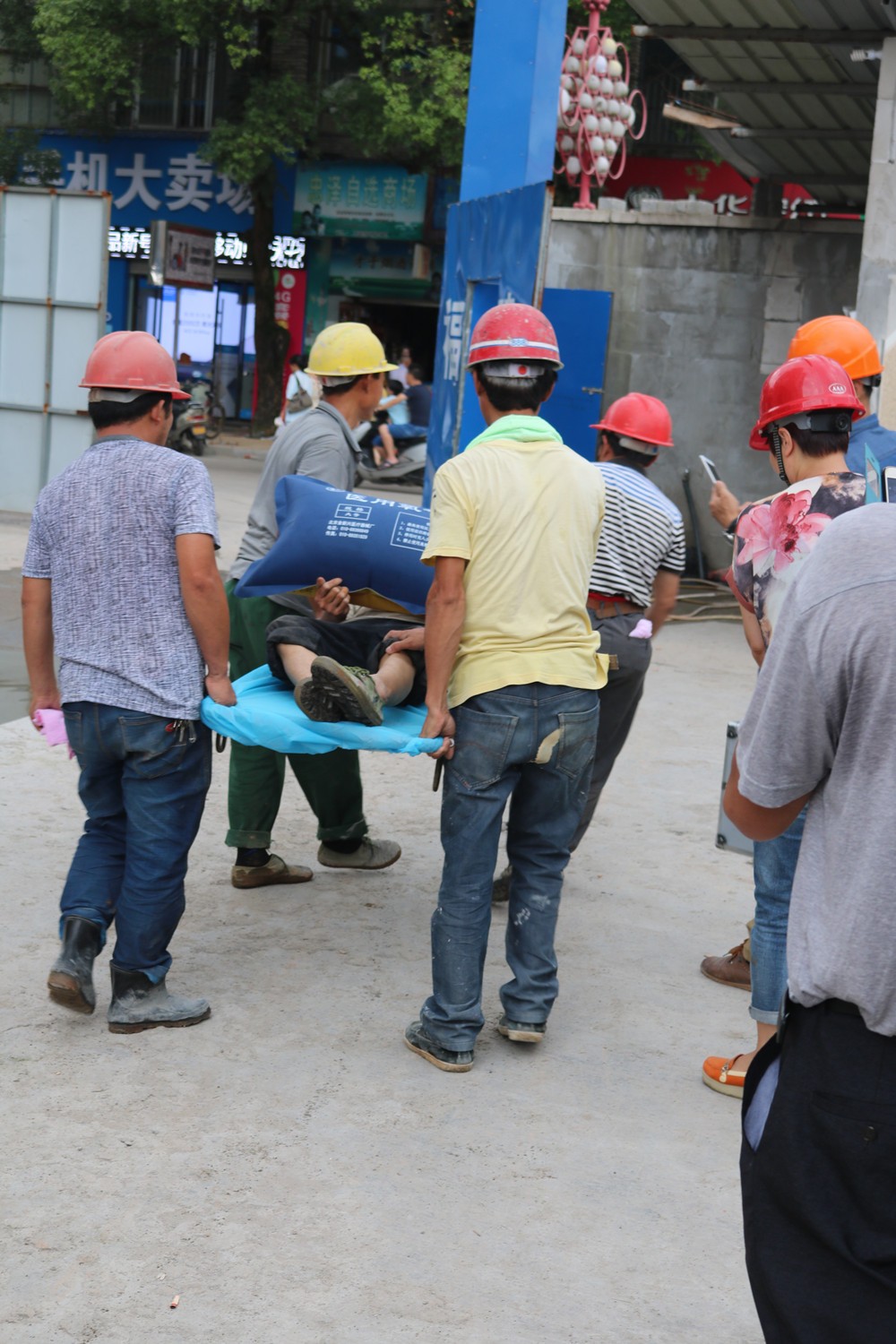 福建易順建筑工程有限公司“東升商城”工程2017年度《安全生產月》消防、救援應急演練