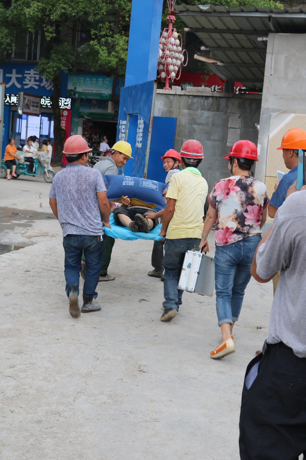 福建易順建筑工程有限公司“東升商城”工程2017年度《安全生產月》消防、救援應急演練