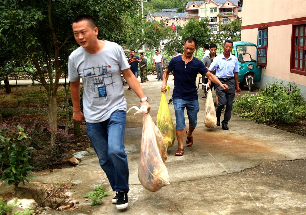福建易順建筑工程有限公司“互動聯動、掛鉤幫扶”招沙甲村貧困戶捐贈儀式
