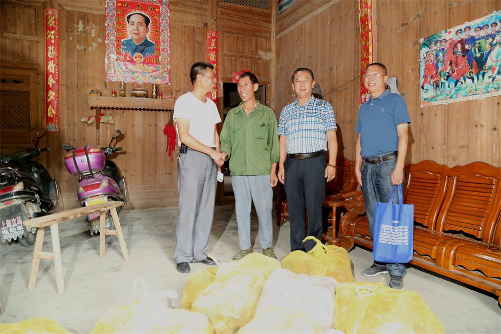 福建易順建筑工程有限公司“互動聯動、掛鉤幫扶”招沙甲村貧困戶捐贈儀式