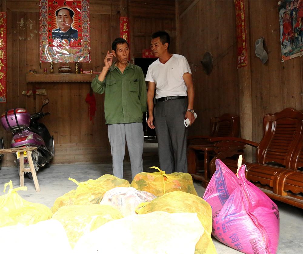福建易順建筑工程有限公司“互動聯動、掛鉤幫扶”招沙甲村貧困戶捐贈儀式
