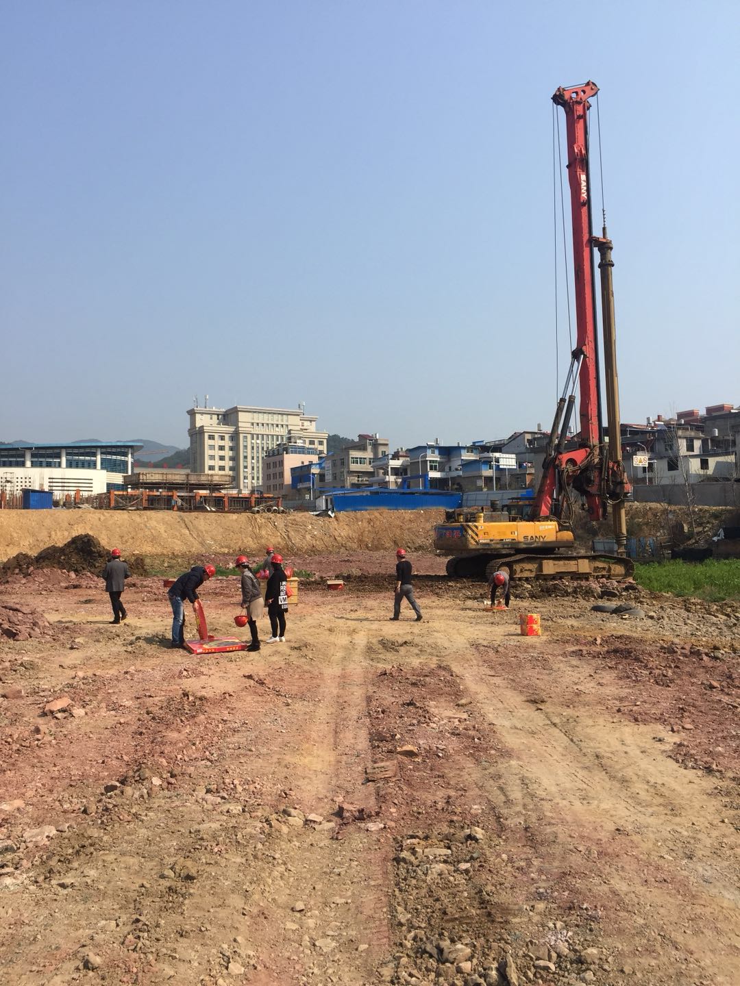 祝賀福建易順建筑工程有限公司承建的松溪縣工農(nóng)路農(nóng)貿(mào)市場及安置房綜合體項目工程開機(jī)儀式