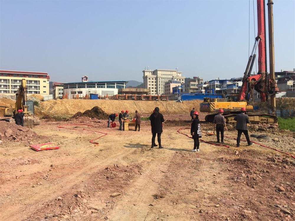 祝賀福建易順建筑工程有限公司承建的松溪縣工農(nóng)路農(nóng)貿(mào)市場及安置房綜合體項目工程開機(jī)儀式