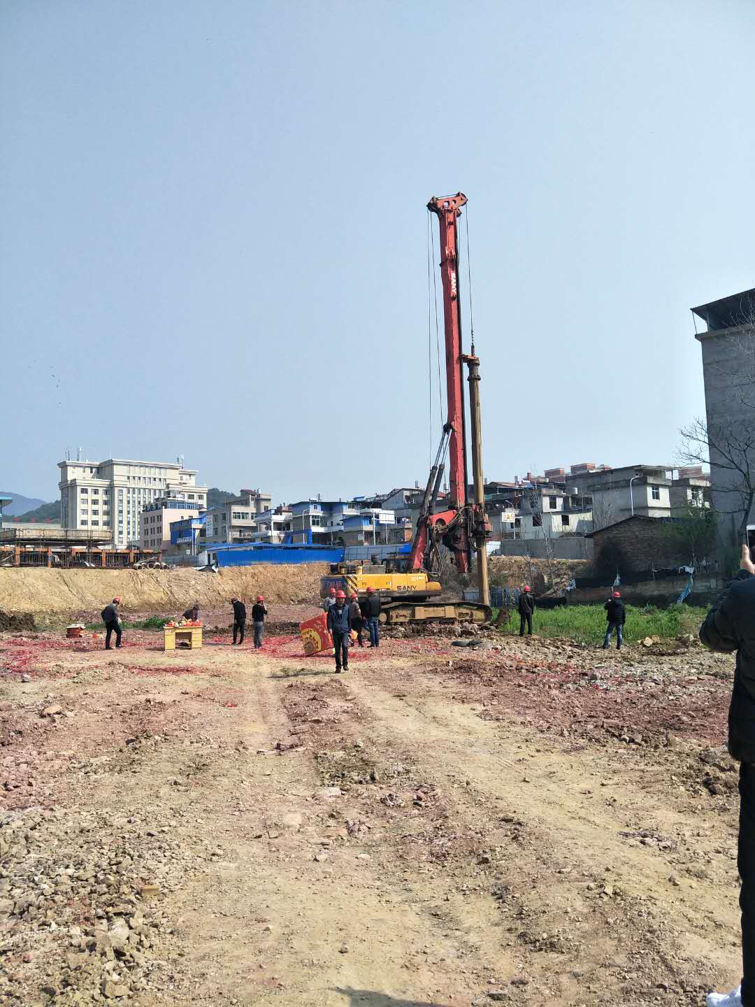 祝賀福建易順建筑工程有限公司承建的松溪縣工農(nóng)路農(nóng)貿(mào)市場及安置房綜合體項目工程開機(jī)儀式