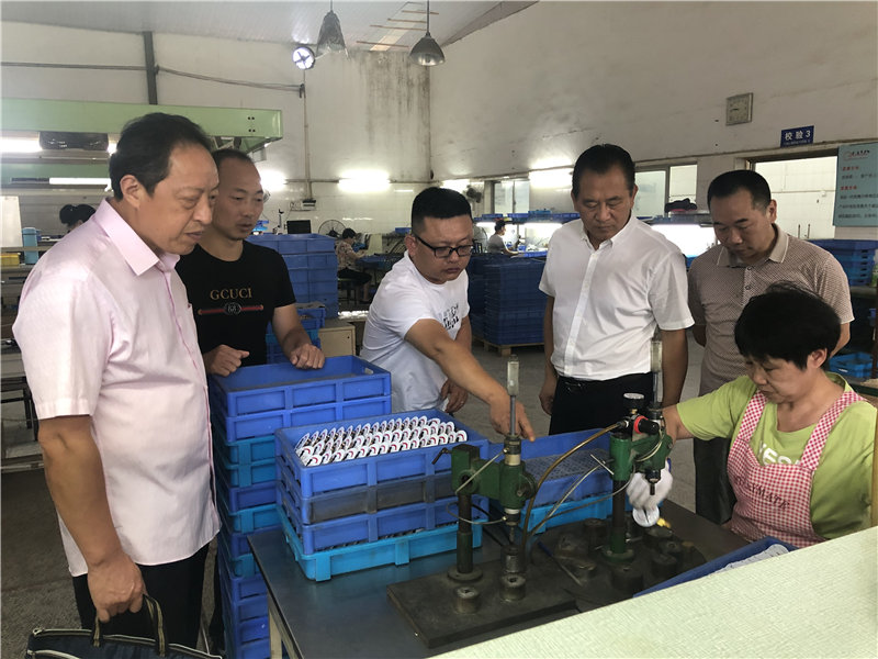 縣企聯會常務副會長、秘書長、松源商會會長李易順帶隊走訪企業