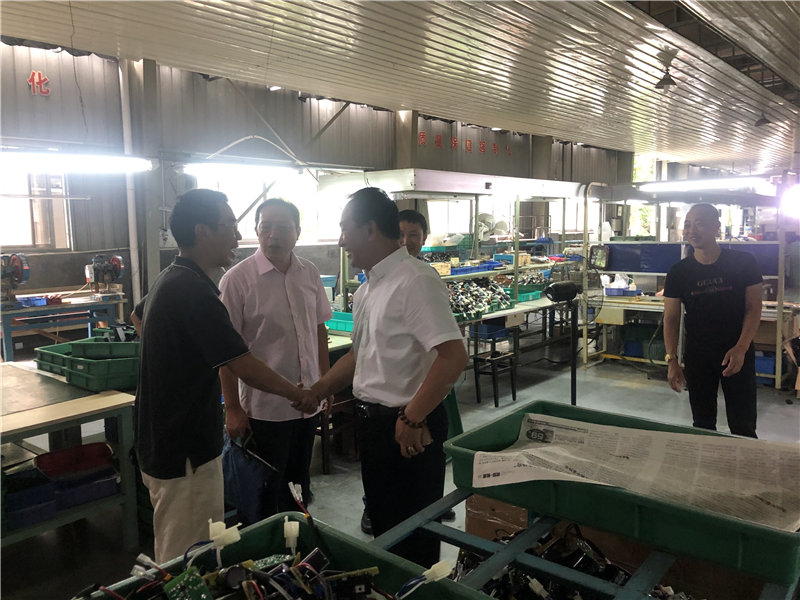 縣企聯會常務副會長、秘書長、松源商會會長李易順帶隊走訪企業