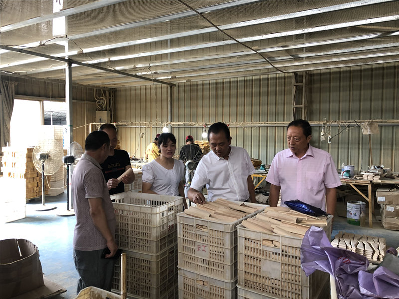 縣企聯會常務副會長、秘書長、松源商會會長李易順帶隊走訪企業