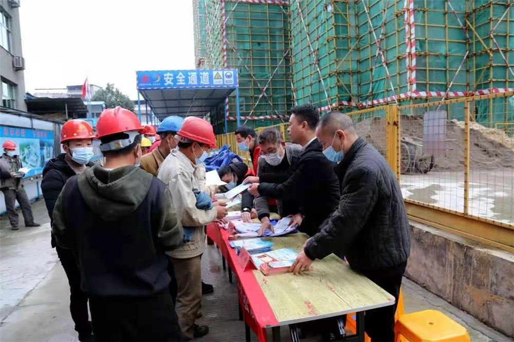 工農(nóng)路農(nóng)貿(mào)市場(chǎng)及安置房綜合體項(xiàng)目部攜手松溪縣總工會(huì)、司法局聯(lián)合開(kāi)展農(nóng)民工公益法律服務(wù)行動(dòng)