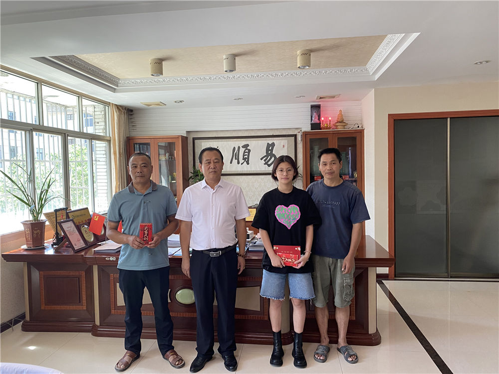 “關(guān)愛員工,情系學(xué)子”易順公司董事長為員工子女發(fā)放助學(xué)金