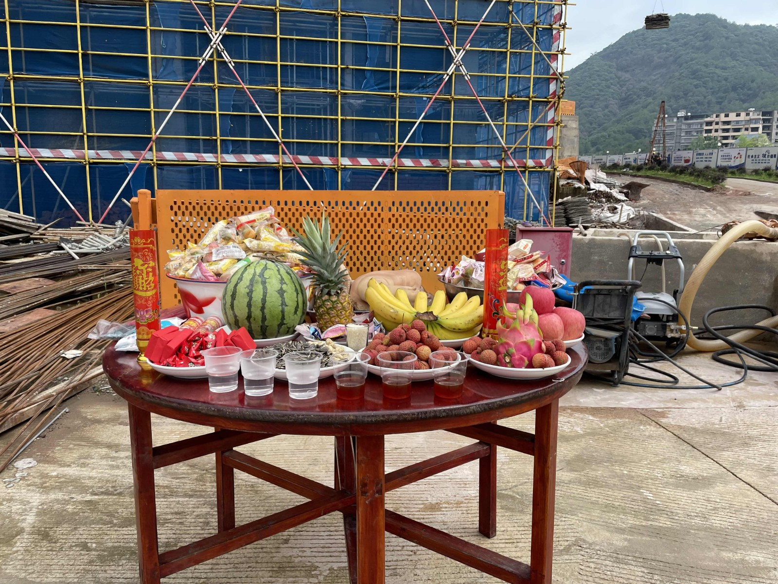 易順建工集團(tuán)有限公司承建的福建松溪經(jīng)濟(jì)開發(fā)區(qū)東園新型紡織專業(yè)園標(biāo)準(zhǔn)化廠房項(xiàng)目一期工程順利封頂!