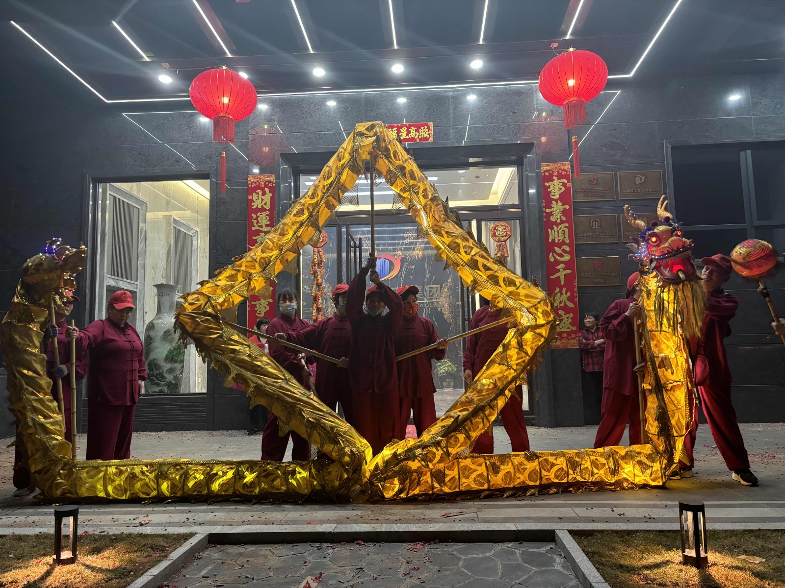 龍舞翩翩,瑞氣盈門!