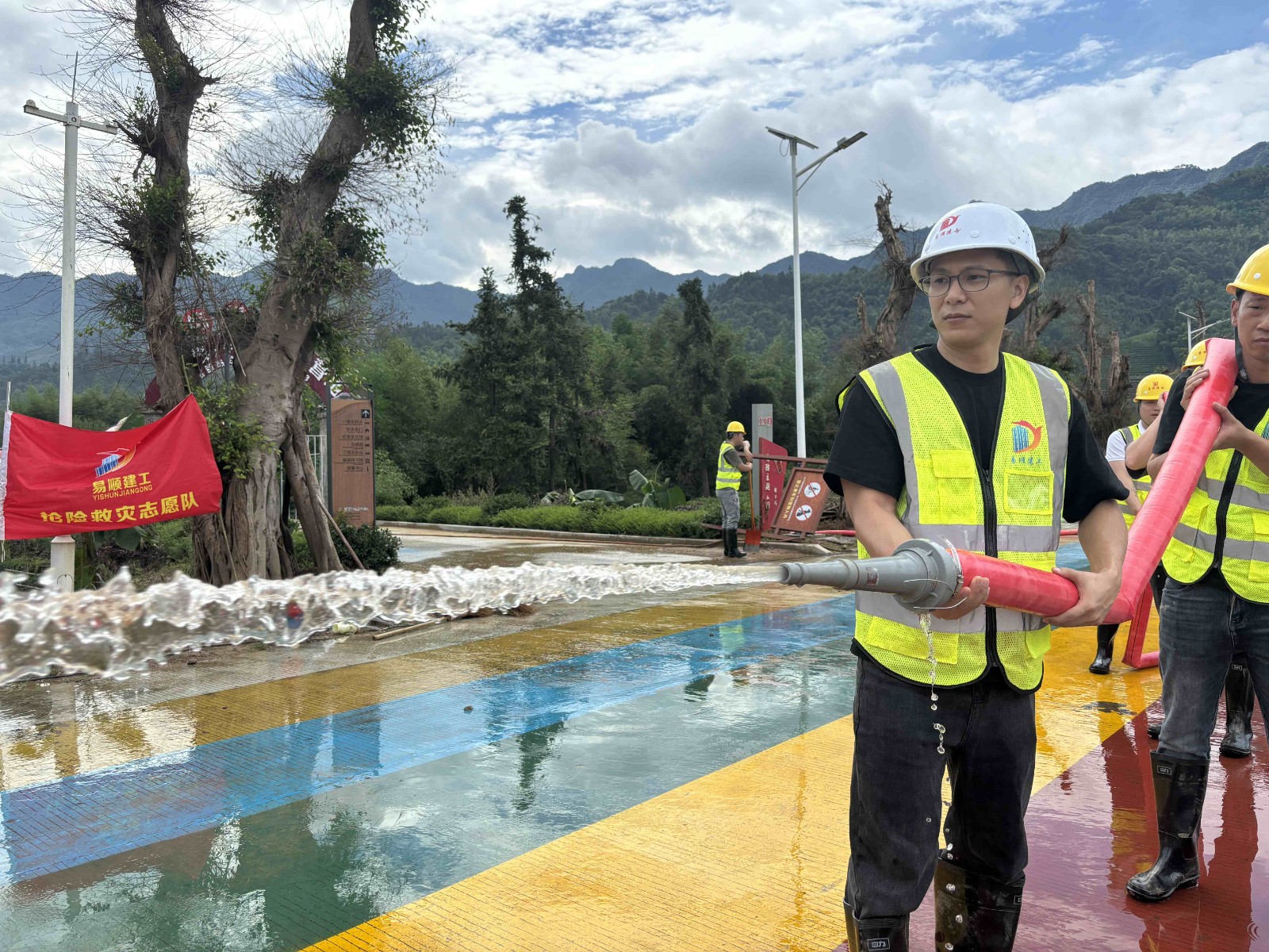 易順建工集團(tuán)有限公司總經(jīng)理李晉恒率領(lǐng)廣東子公司、廈門(mén)分公司負(fù)責(zé)人馳援梅口埠 助力災(zāi)后淤泥垃圾清理工作