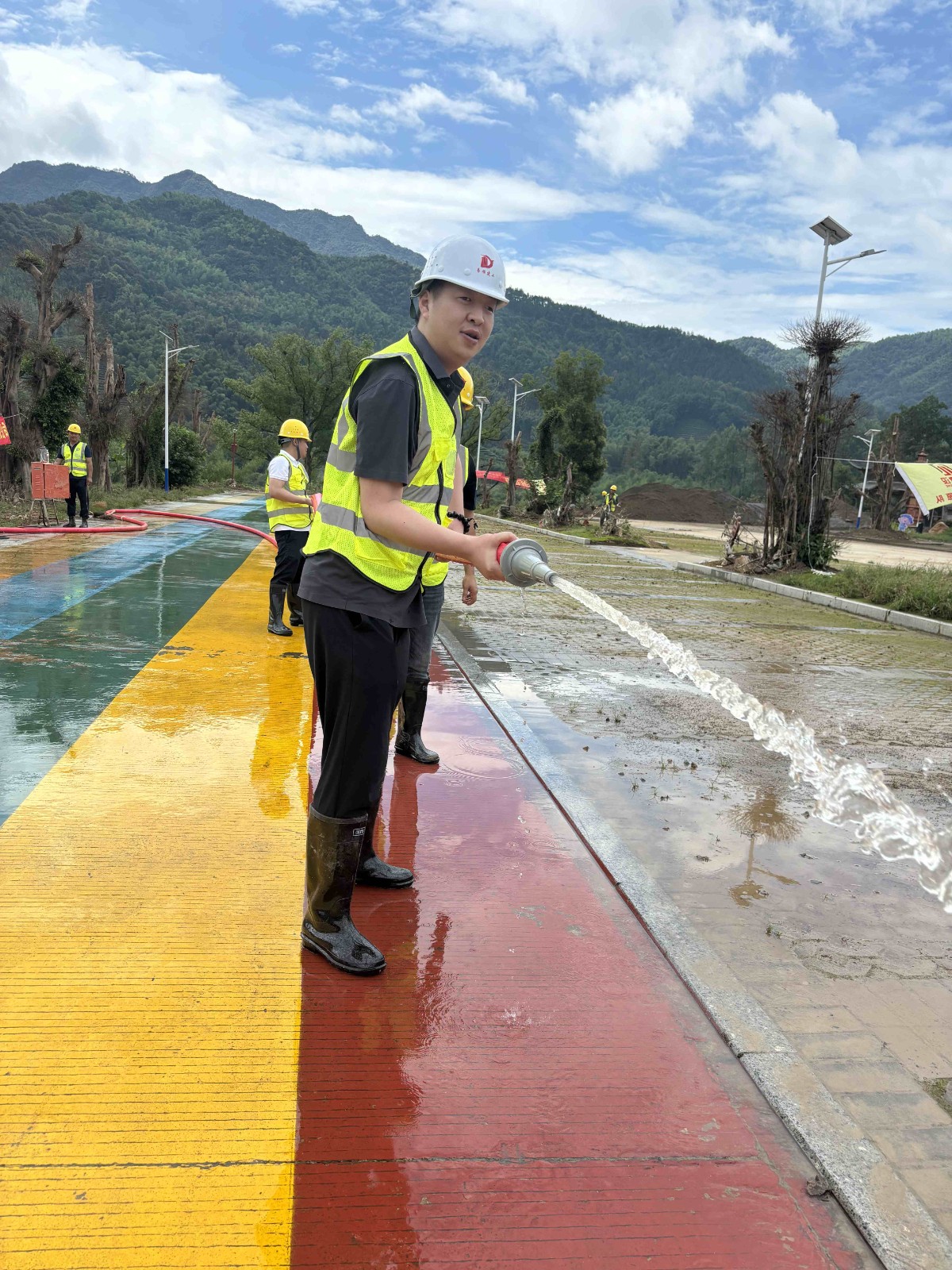 易順建工集團(tuán)有限公司總經(jīng)理李晉恒率領(lǐng)廣東子公司、廈門(mén)分公司負(fù)責(zé)人馳援梅口埠 助力災(zāi)后淤泥垃圾清理工作