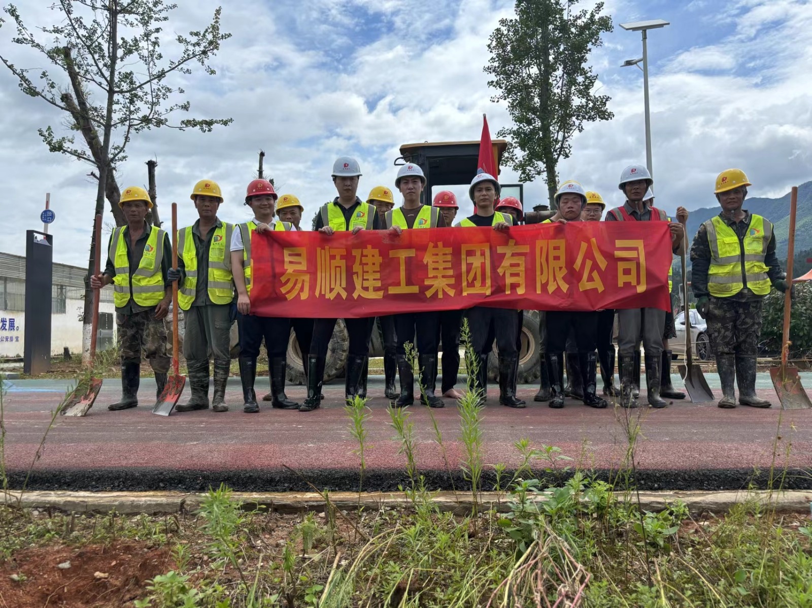 易順建工集團(tuán)有限公司總經(jīng)理李晉恒率領(lǐng)廣東子公司、廈門(mén)分公司負(fù)責(zé)人馳援梅口埠 助力災(zāi)后淤泥垃圾清理工作