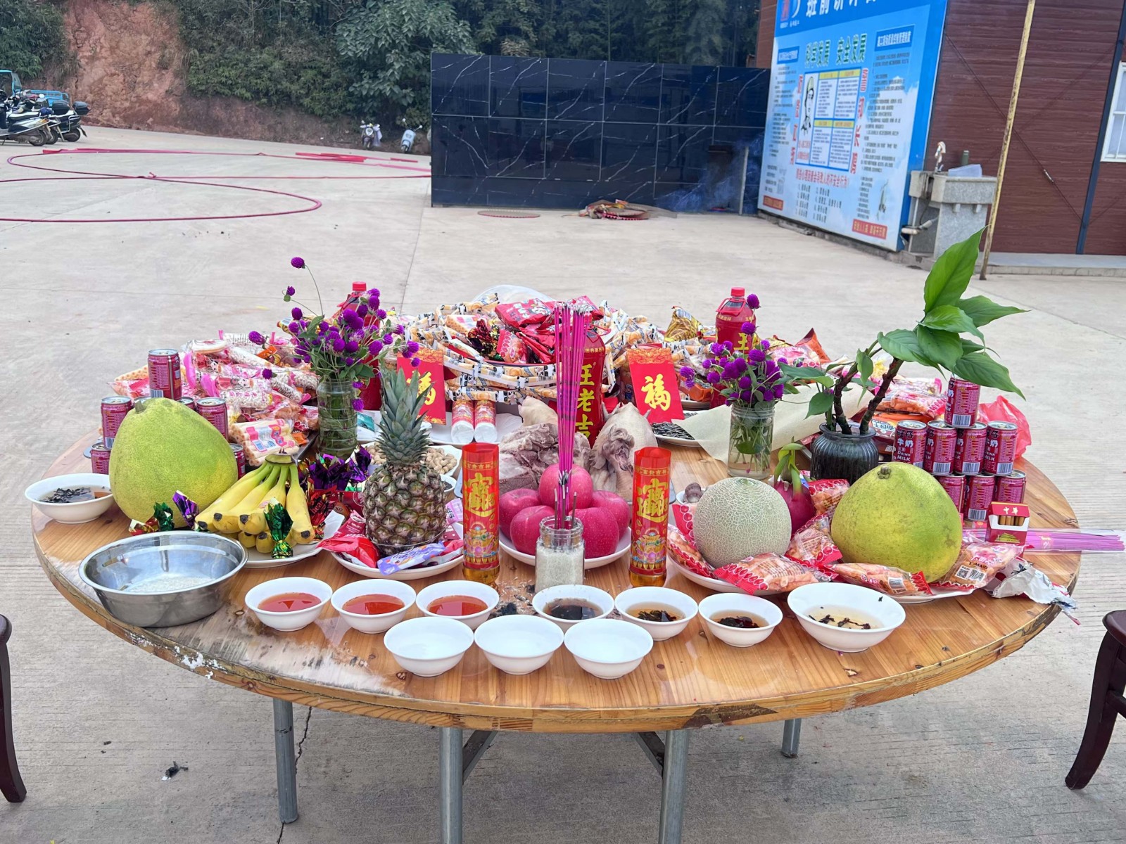 易順建工集團有限公司承建的松溪縣三和循環經濟產業園標準化廠房和基礎設施提升項目——標準化廠房建設項目封頂大吉!