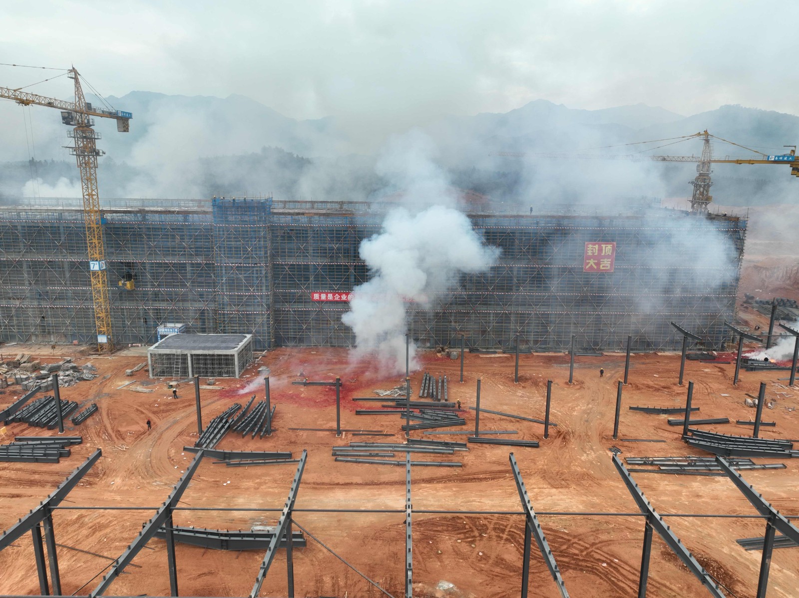 易順建工集團有限公司承建的松溪縣三和循環經濟產業園標準化廠房和基礎設施提升項目——標準化廠房建設項目封頂大吉!