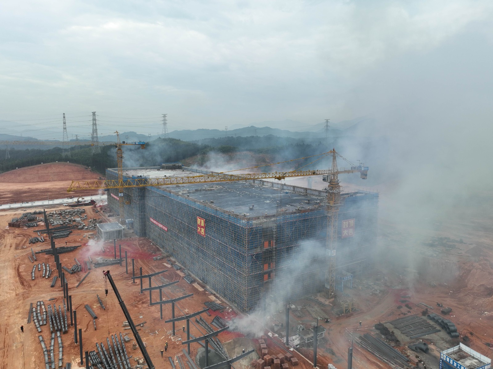 易順建工集團有限公司承建的松溪縣三和循環經濟產業園標準化廠房和基礎設施提升項目——標準化廠房建設項目封頂大吉!