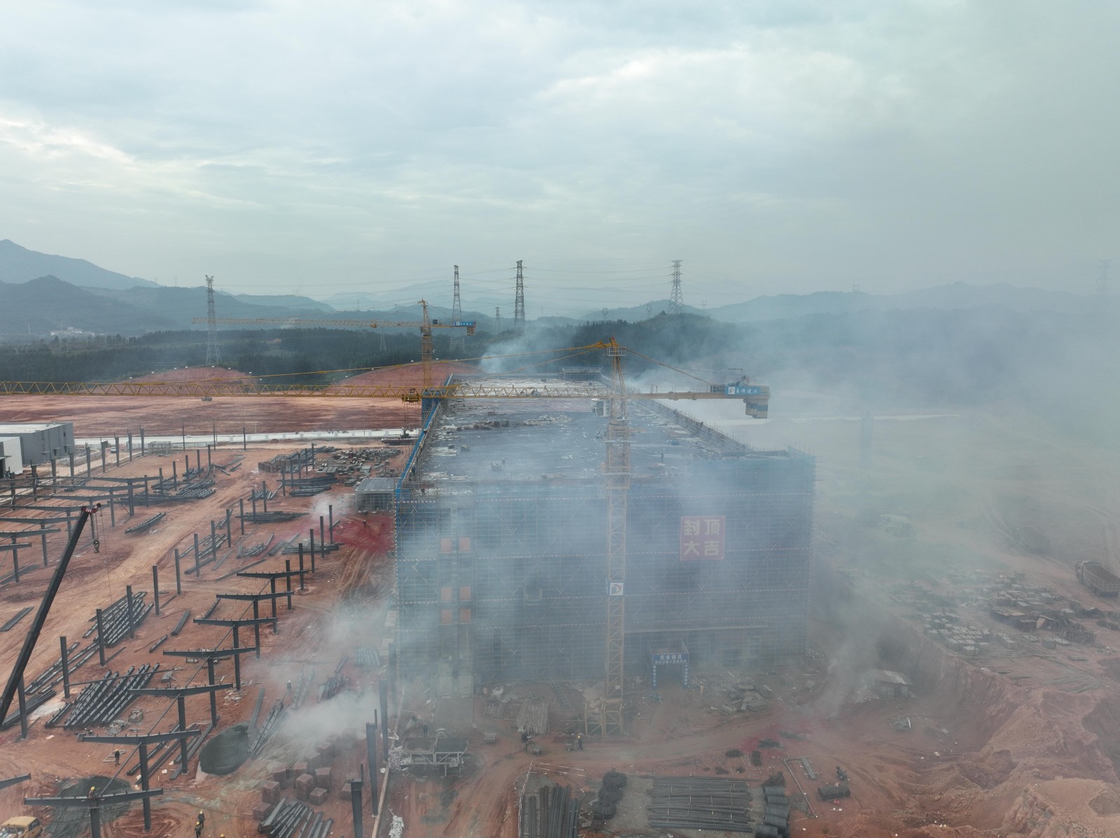 易順建工集團有限公司承建的松溪縣三和循環經濟產業園標準化廠房和基礎設施提升項目——標準化廠房建設項目封頂大吉!