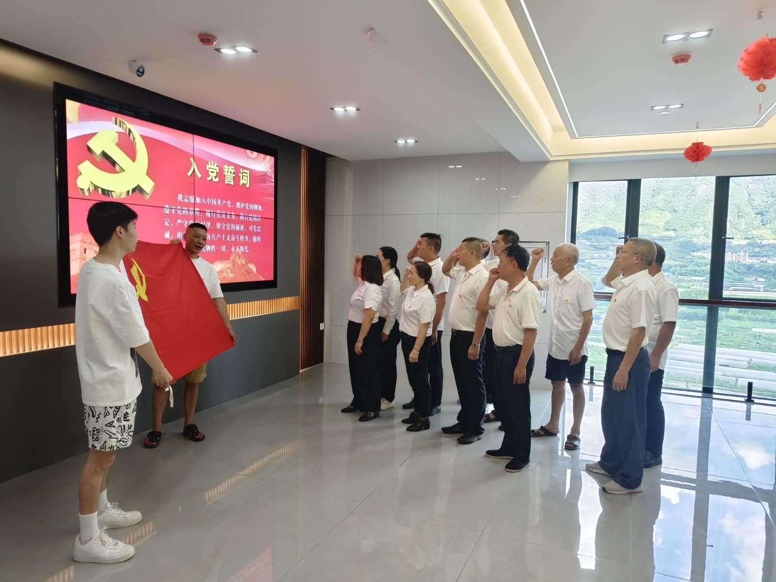 易順建工集團(tuán)有限公司黨支部召開深入貫徹中央八項(xiàng)規(guī)定精神學(xué)習(xí)教育會(huì)暨“七一”專題黨課