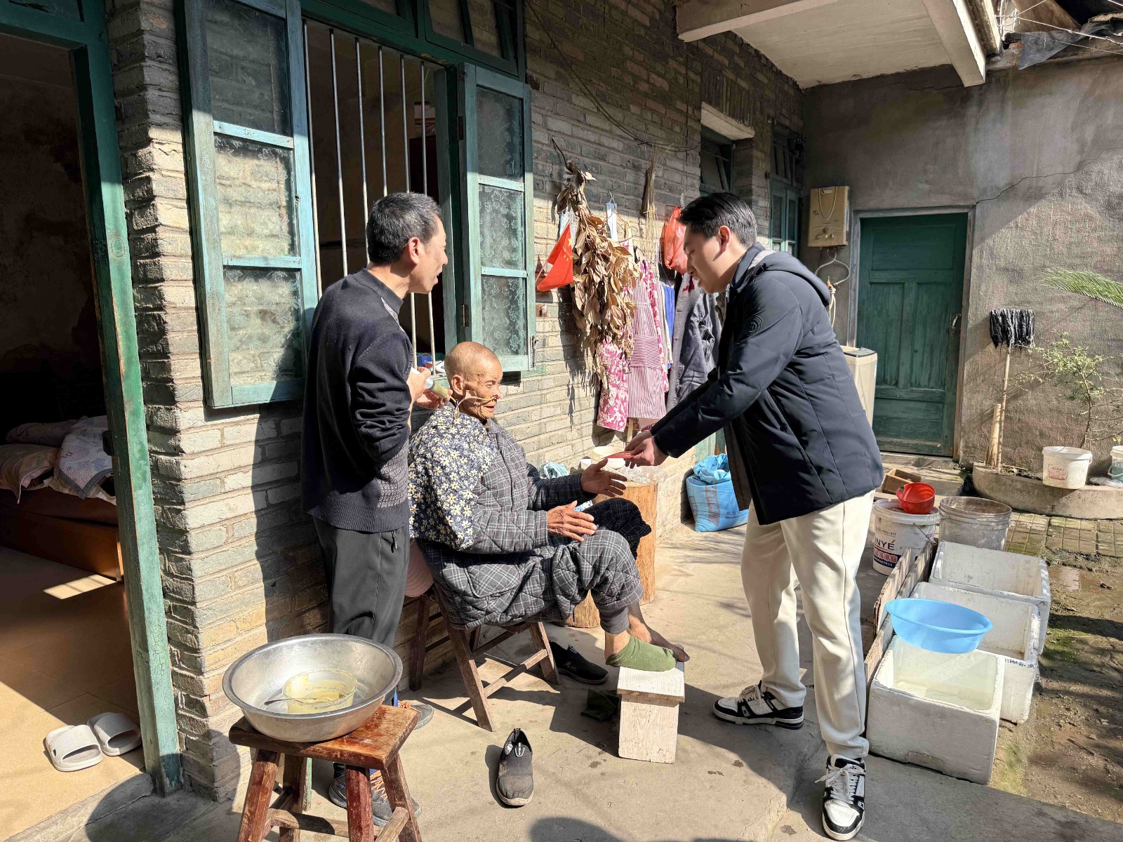 情暖寒冬,心系民生——易順建工集團開展困難黨員及群眾慰問活動